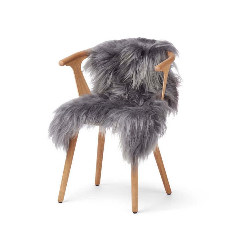 Warm & Comfy Handgefertigter Teppich aus Schaffell in Grau | Wayfair.de